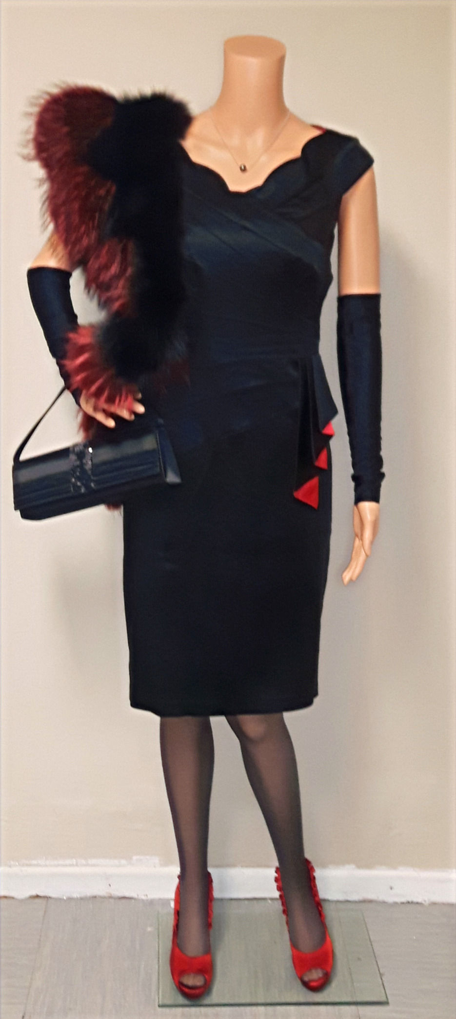 Das" kleine schwarze " mit Rot