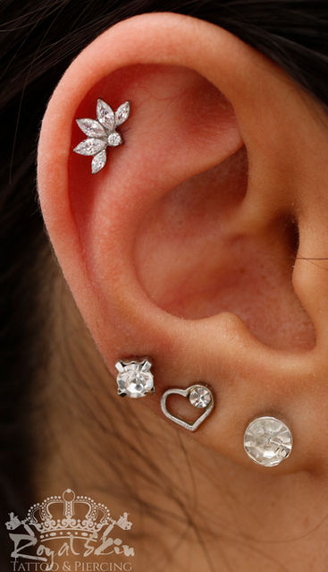 Flastpiercing in silber mit einer Kristallblume .