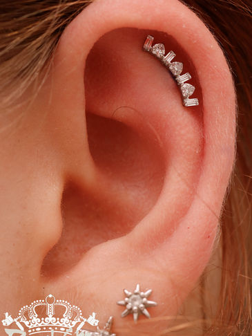 Gepierctes Ohrknorpel mit einem Kristallstecker der gebogen ist.