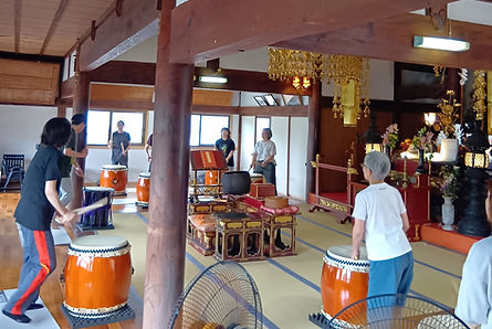 伊勢原の和太鼓教室、和太鼓フィットネスで楽しむ高齢者の写真