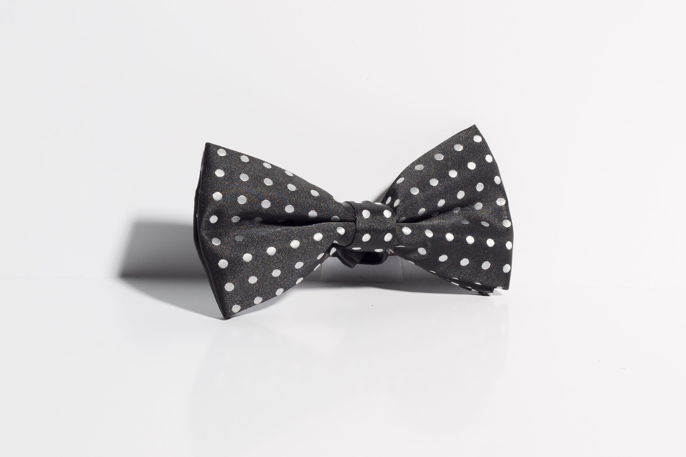 Папийонка черна на бели точки