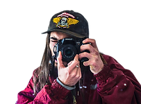 Pedro Cruz, coordinador de Pasaporte Pirata disparando una foto con una camara reflex