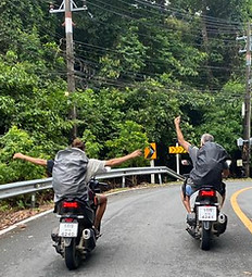 Dos viajeros de pasaporte pirata conduciendo una moto en Koh Chang, thailandia