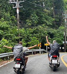 Dos viajeros de pasaporte pirata conduciendo una moto en Koh Chang, thailandia