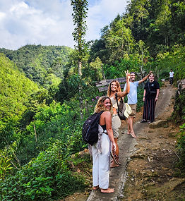Grupo de viajeros de Pasaporte Pirata haciendo un trekking en Sapa
