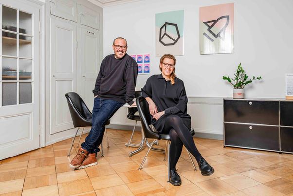 Portrait von Fabienne Kilchör und Sébastien Fasel, Grafikdesigner von Emphase. Das Bild ist von Susanne Goldschmid Fotografin aus Bern