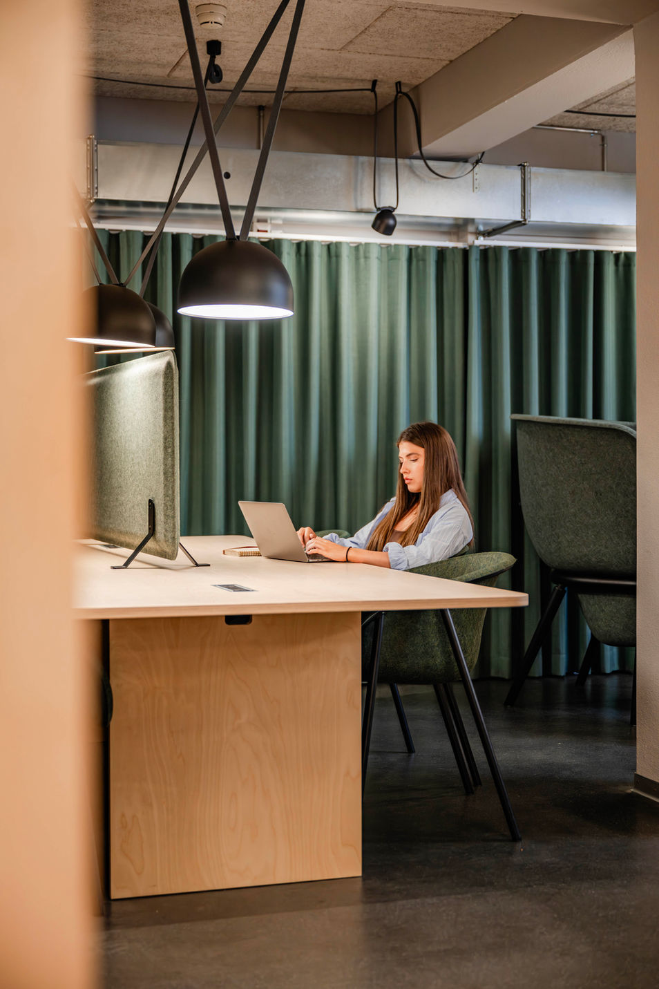 Imagebilder von Studierenden in der Bibliothek Pädagogisches Hochschulinstitut NMS Bern an der Nägeligasse 5/7 in Bern am 19.