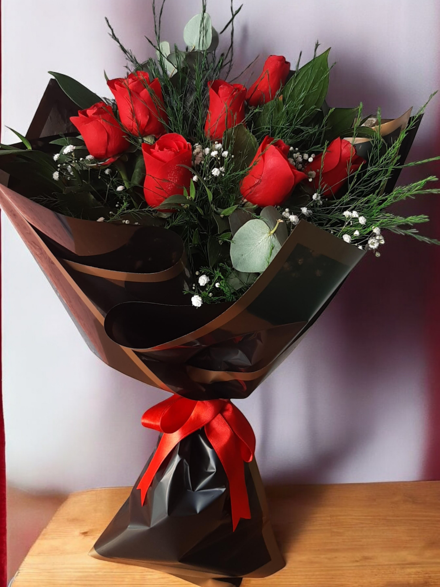 Siyah Ambalajında 7 Kırmızı Gül Buketi 