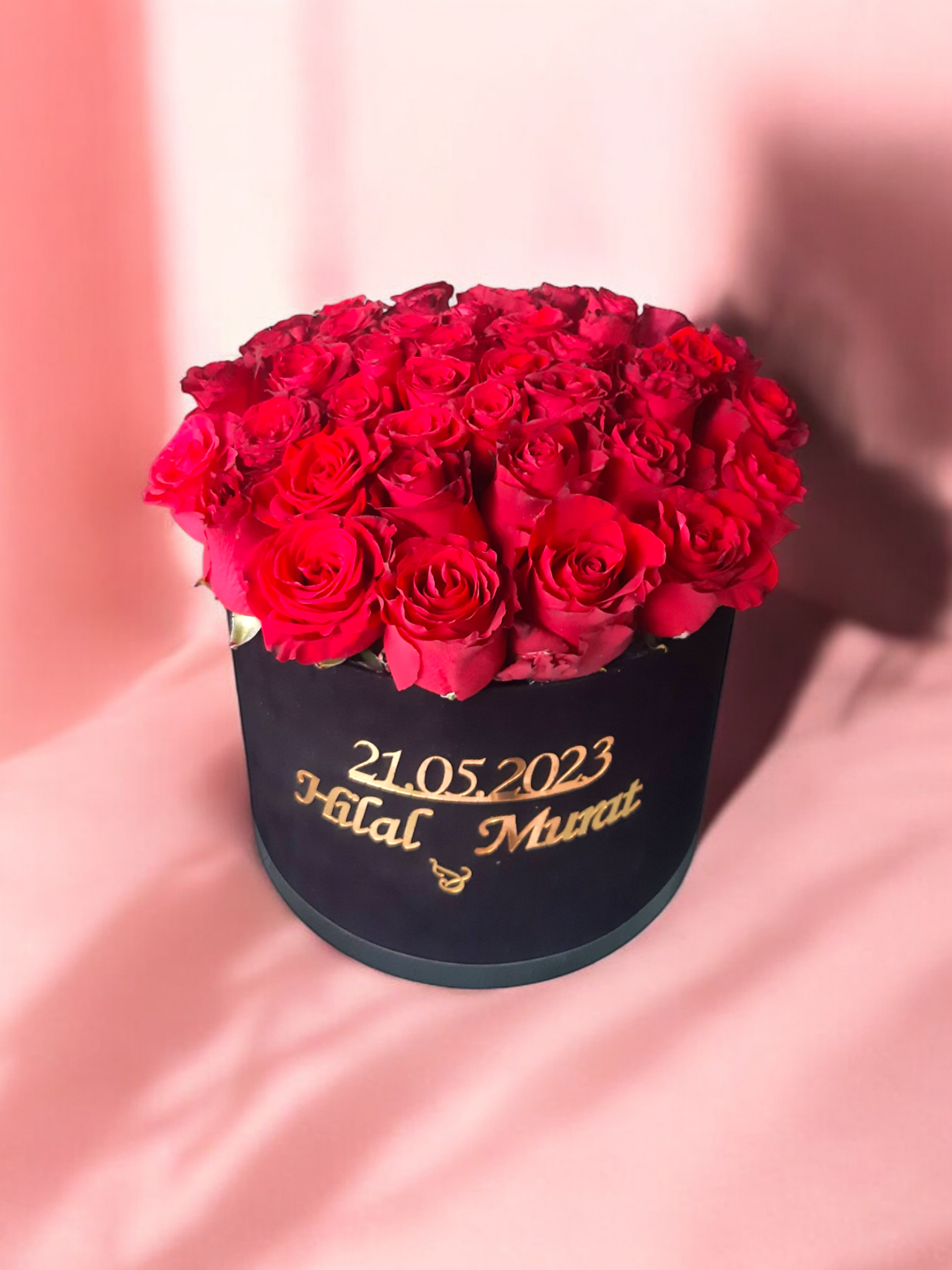 Siyah Kadife Kutuda Güller