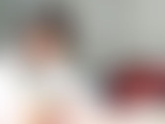 机に向かって問題を解く小学生