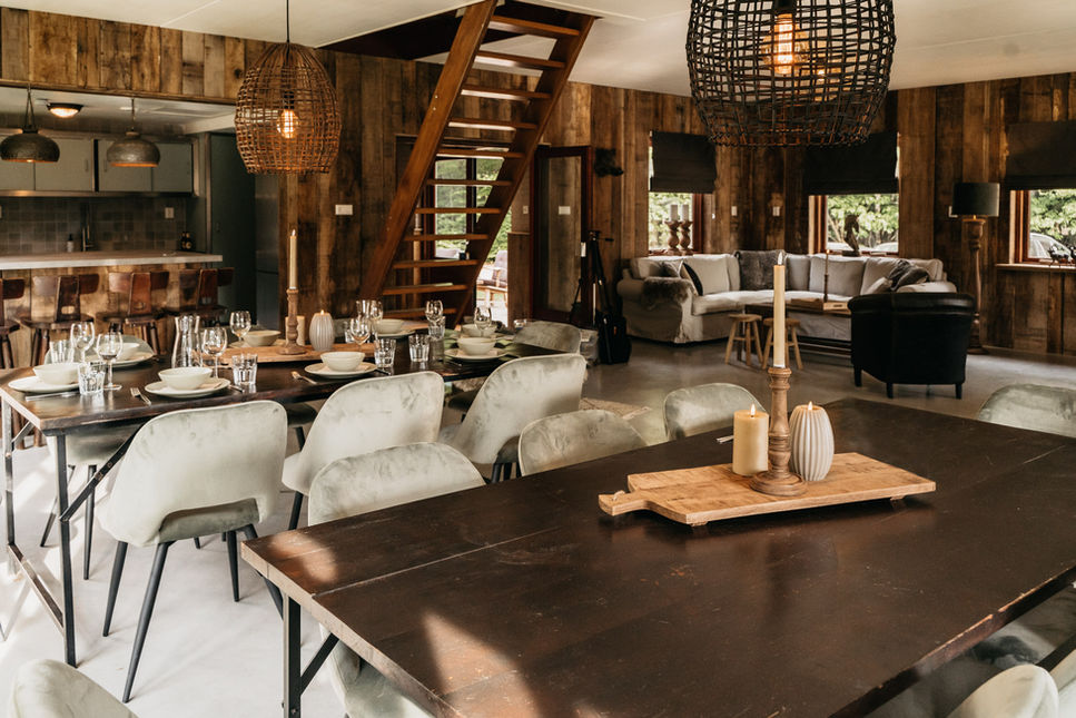 Woonkamer bij Herberg Jaeger, groepsaccommodatie op de Veluwe