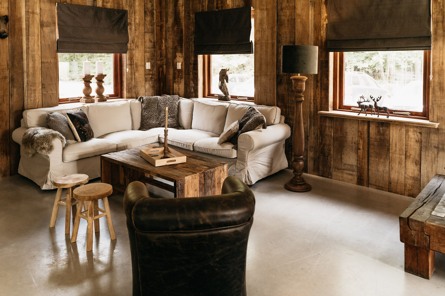 Sofa in woonkamer bij Herberg Jaeger, groepsaccommodatie op de Veluwe