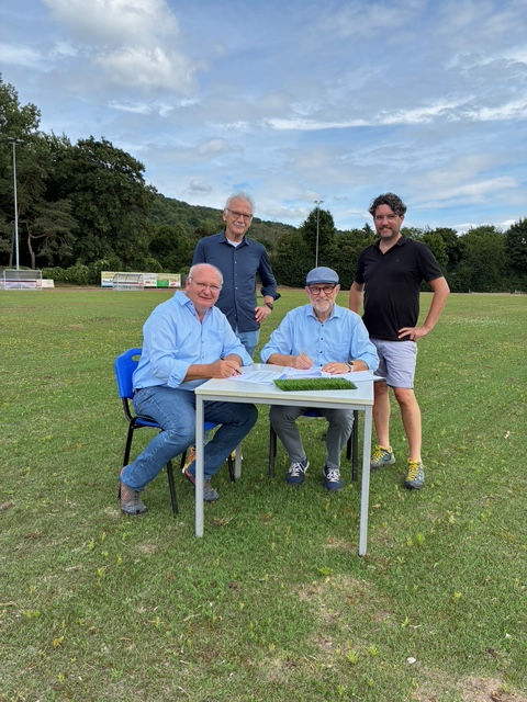 Foto (Kulturstadt Unkel): Auf dem Sportplatz wurde nun der neue Pachtvertrag mit der „Stiftung für Jugend, Sport und Integration“ unterschrieben (v.l.n.r. Gerald Muß, Werner Euskirchen, Alfons Mußhoff und Daniel Schmitz)