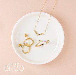 Kultaisia koruja valkoisella lautasella