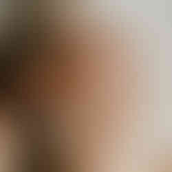 Kuvituskuva Lumoava Aika, nainen nauraa hersyvästi