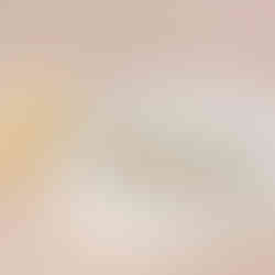 Kultaisia korvakoruja valkoisessa astiassa