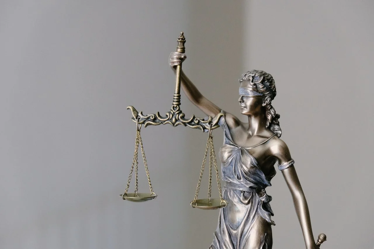 scales of justice statue