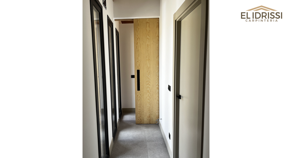 Pasillo con puertas de madera, Carpintería Idrissi, Puertas interiores madera Vitoria fabricación artesanal personalizadas.