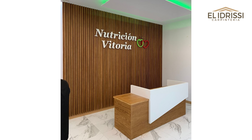 Recepción de 'Nutrición Vitoria' con diseño de madera. Carpintería Idrissi, celosías madera Vitoria.