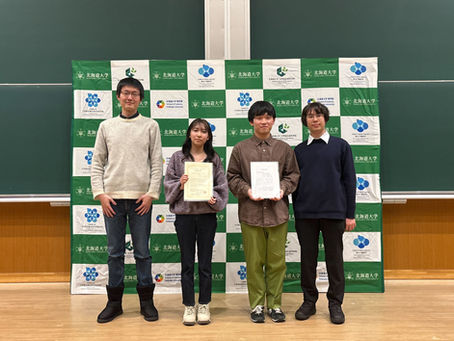 水本さんと末村さんが卒業発表会で受賞