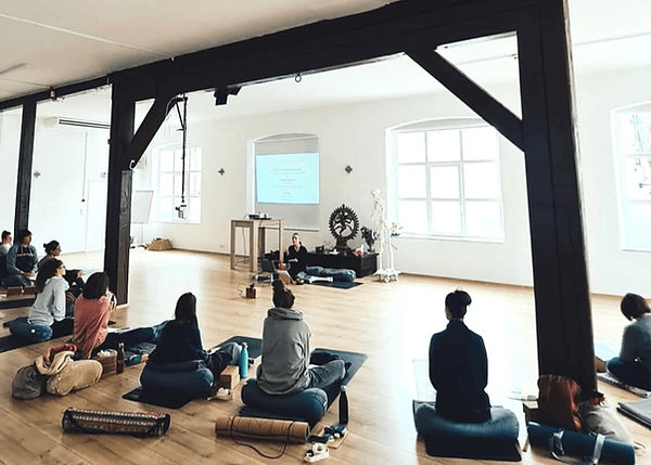 Yoga Allianz zertifiziertes Yin Yoga Teacher Training 60 Stunden