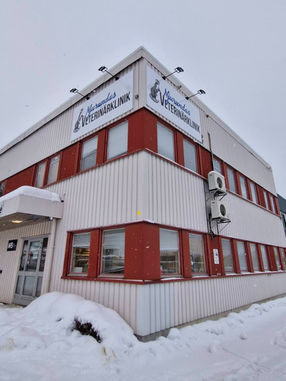 Klinikbyggnaden av Njurundas Veterinärklinik i snön