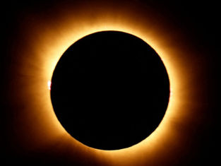 El eclipse total del 12 de agosto convirtió el día en noche sobre el Atlántico y Europa.
