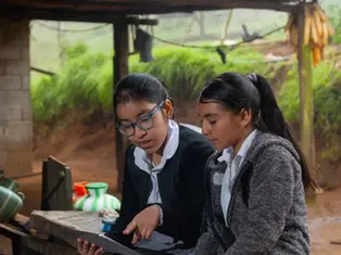 Docentes y jóvenes desarrollan prototipos de IA para hacer más accesible el aprendizaje.