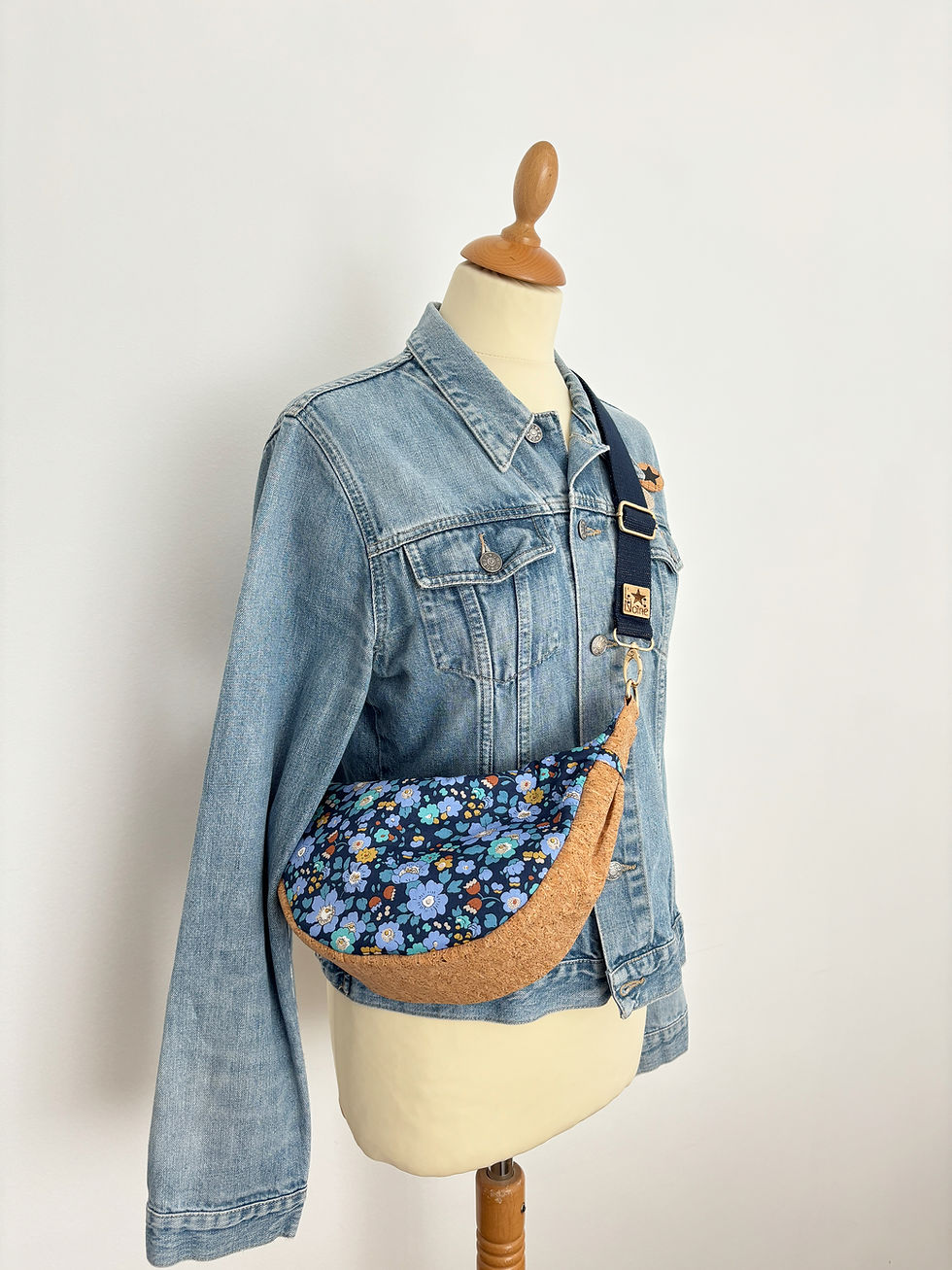 Miniature : Sac banane demi lune Tsuki - Liberty Betsy Meadow bleu