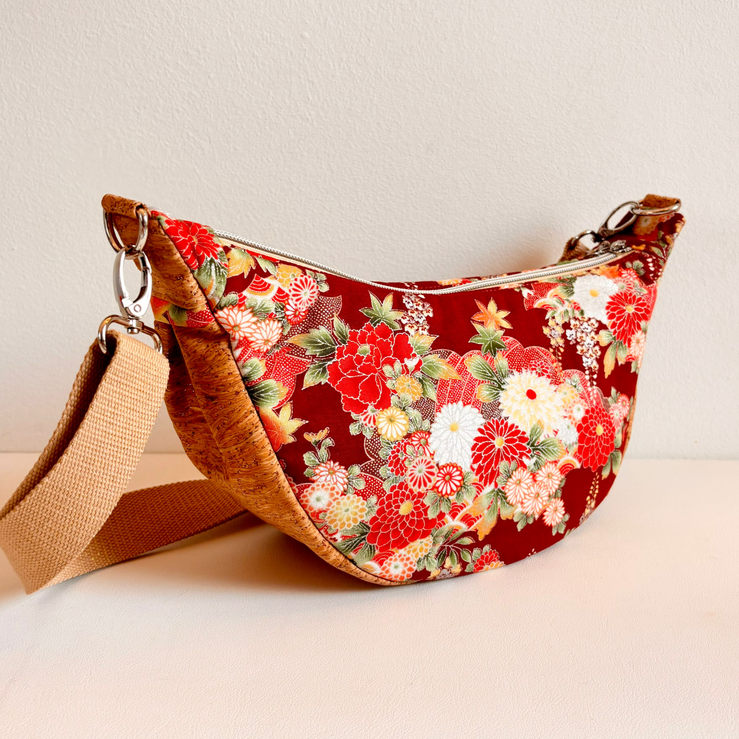 Sac banane demi lune Tsuki - Coton japonais fleurs bordeaux et argent