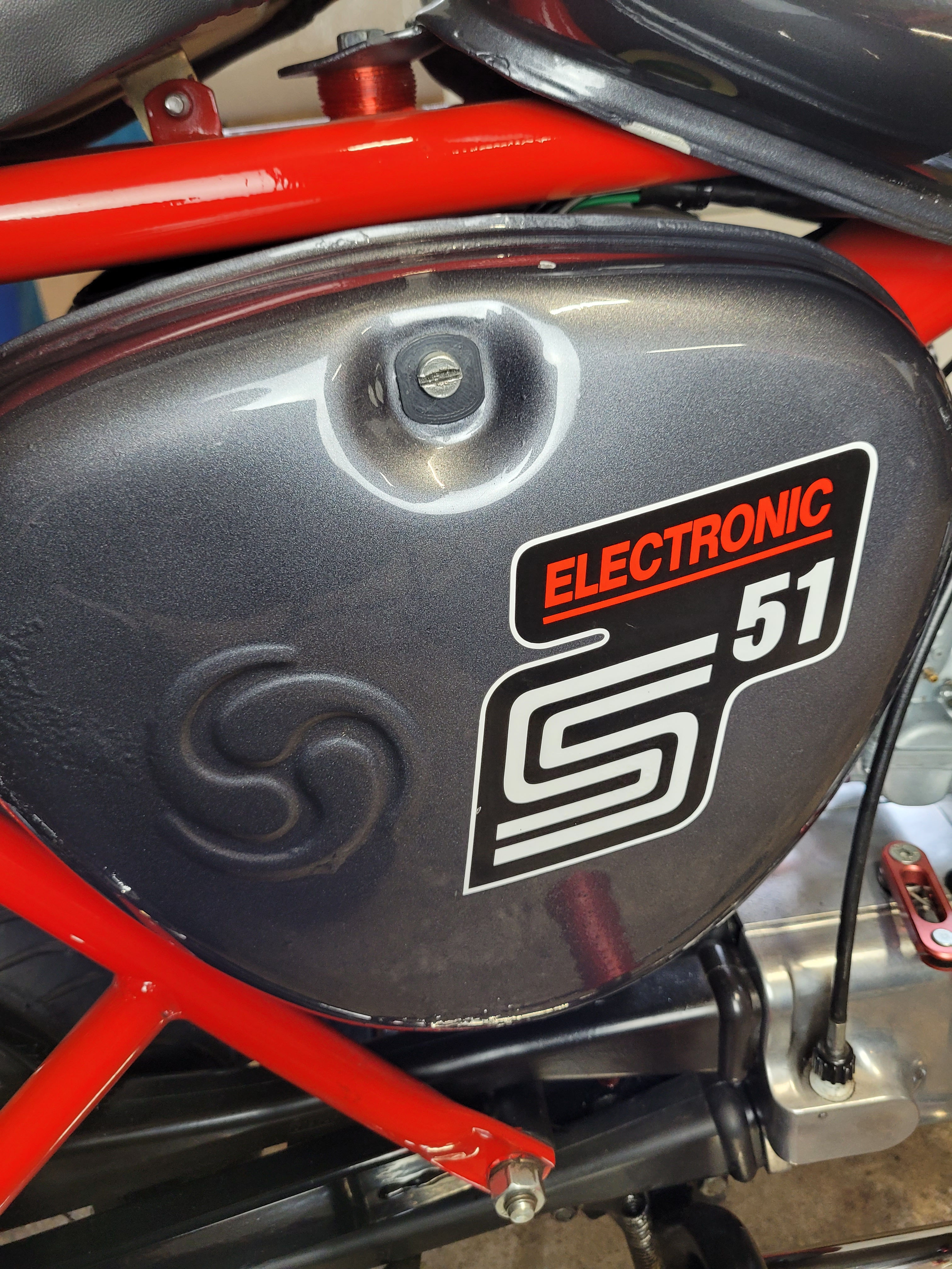 Simson S50 S51 S70 Seitendeckel Rechts Befestigung Schwarz Arretierung