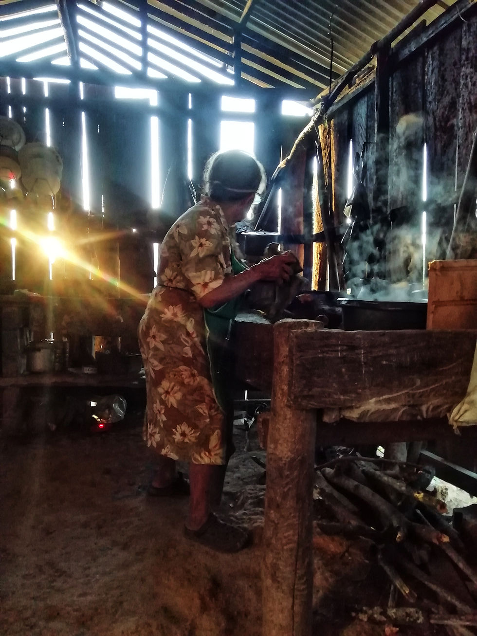 Anciana cocinando en fogón de leña