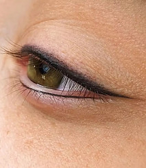 Classic Eyeliner – Thin, elegant line that brightens your eyes