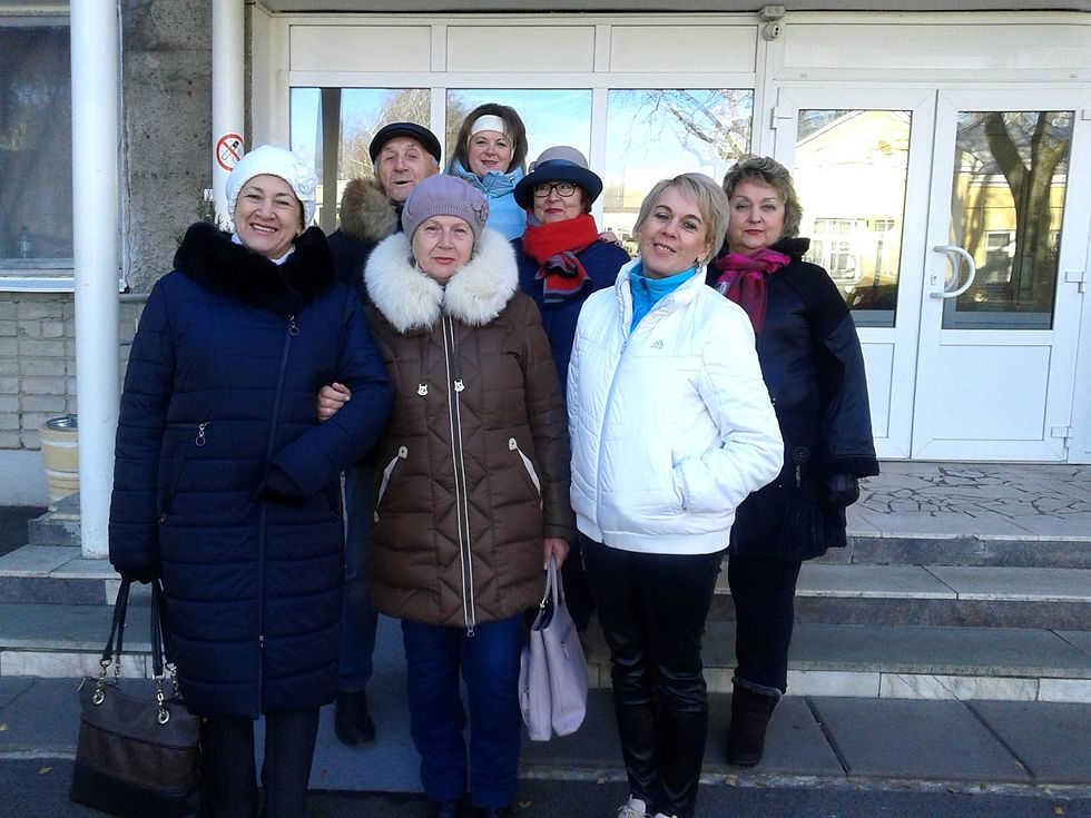 просмотр < >