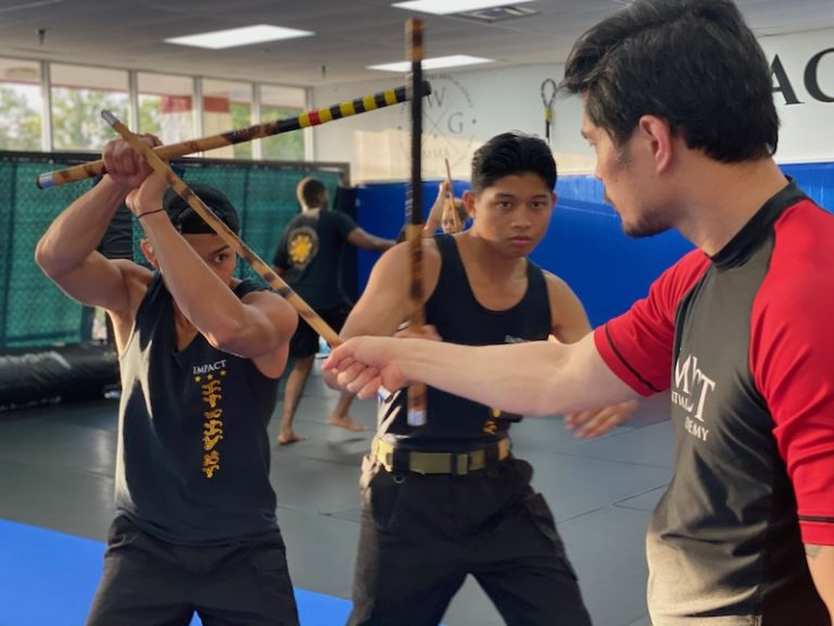 lutadores de eskrima praticando com bastões