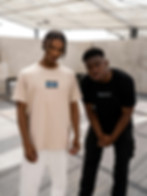 Ragazzi di pelle scura che indossano una t-shirt firmata del brand con stampa serigrafica sul petto al centro