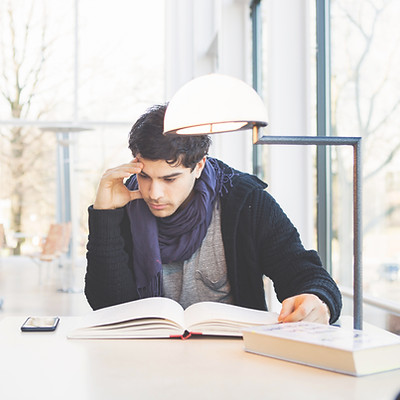 El estudiar en una biblioteca