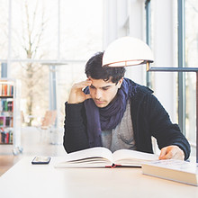 Étudier dans une bibliothèque