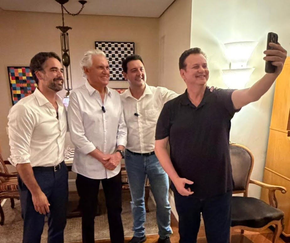 O presidente do PSD, Gilberto Kassab, tira uma selfie no anúncio da filiação de Ronaldo Caiado (ao centro) ao partido, junto dos governadores do Paraná, Ratinho Jr (à direita), e do Rio Grande do Sul, Eduardo Leite Reprodução/R