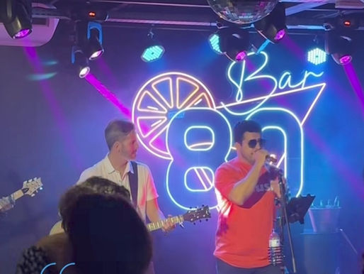 Leandro Grass toca violão em bar da Asa Sul e reforça proximidade com o público