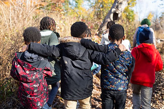 Kids walking away - camarderie URBAN ECOLOGY