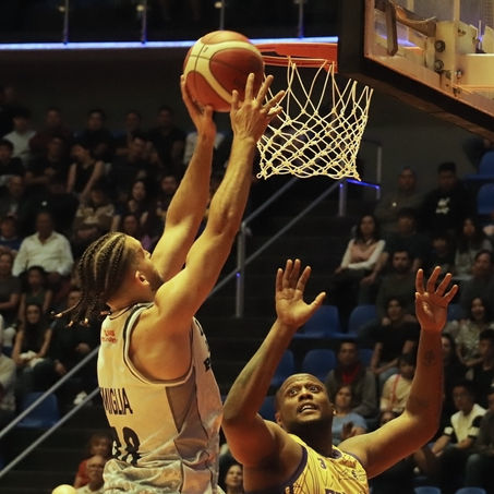 LOS LOBOS PLATEADOS DEBUTARON CON EL PIE DERECHO EN REÑIDO DUELO CONTRA DORADOS.