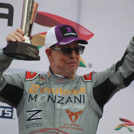 SANTOS ZANELLA CIERRA CON BROCHE DE ORO EN TUXTLA