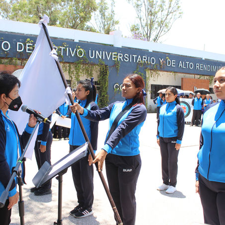 LA RECTORA LILIA CEDILLO ENTREGA UNIFORMES A DEPORTISTAS QUE PARTICIPARÁN EN LA UNIVERSIADA REGIONAL
