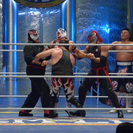 NOCHE DE RUDEZA Y DESCALIFICACIONES EN LA ARENA PUEBLA.