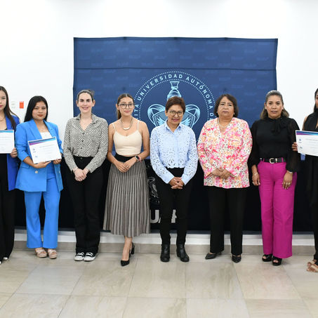 ENTREGA RECTORA MARÍA LILIA CEDILLO RECONOCIMIENTOS A ESTUDIANTES BECARIAS DE ABOGADAS MX