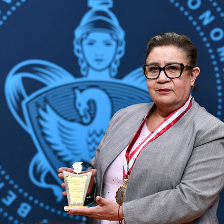 ACADÉMICA BUAP RECIBE GALARDÓN EDUCATIVO DOCTORADO HONORIS CAUSA POR LA OIICE