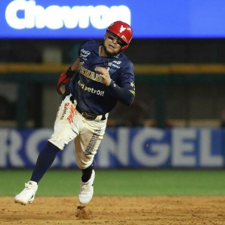 KIRK Y QUINTERO COLABORAN EN TRIUNFO DE VENADOS