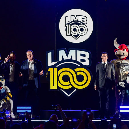 CIEN AÑOS SIENDO EL REY