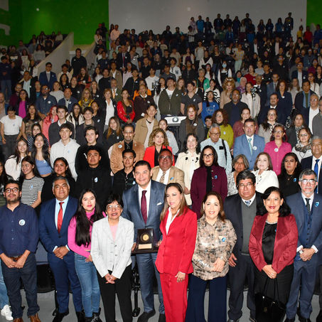 DISTINGUE BUAP COMO EXALUMNO DESTACADO AL GOBERNADOR ALEJANDRO ARMENTA